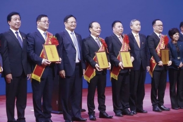 巨石在嘉興市民營經濟高質量發(fā)展大會上獲多個獎項 張毓強作表態(tài)發(fā)言