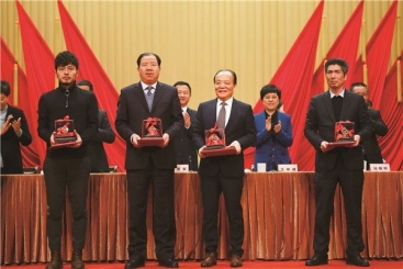 巨石集團(tuán)在桐鄉(xiāng)市三級干部大會上榮獲多個獎項