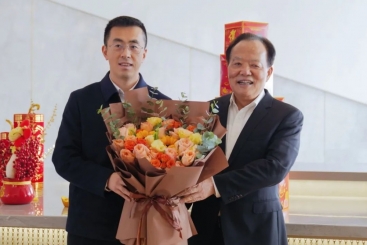 桐鄉(xiāng)市委書記于會(huì)游到巨石慰問高層次人才