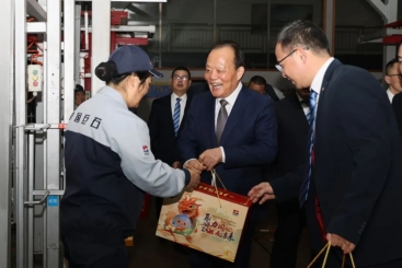 張毓強(qiáng)總裁大年初一親切慰問堅(jiān)守崗位員工