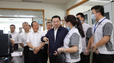 2019年6月，時(shí)任國(guó)務(wù)院國(guó)有資產(chǎn)監(jiān)督管理委員會(huì)黨委書記郝鵬視察巨石。稱贊巨石在玻纖行業(yè)里做到了專而大、專而精、專而優(yōu)，是一個(gè)成功的典型。希望中國(guó)巨石的混合所有制典型經(jīng)驗(yàn)，能夠在國(guó)家新一輪混改實(shí)踐中推而廣之，讓更多優(yōu)秀企業(yè)學(xué)習(xí)。